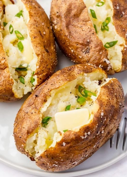 Pieczone ziemniaki z kwaśną śmietaną i szczypiorkiem