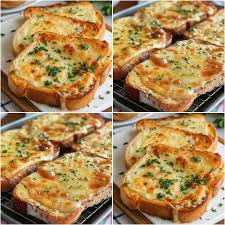 Tost z roztopionym serem teksańskim.
