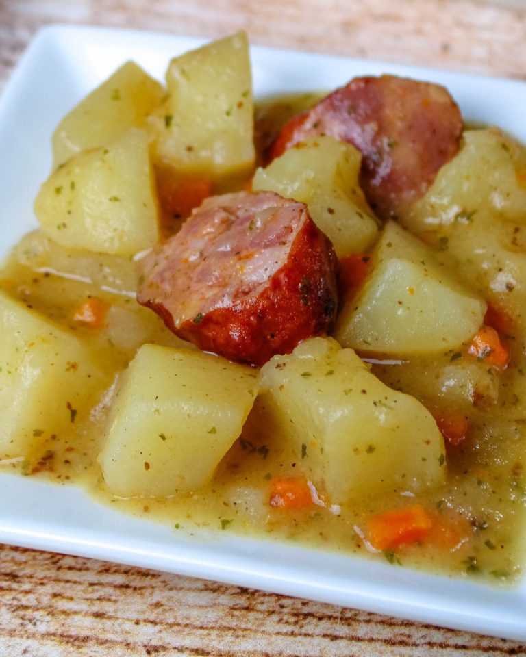 Smaczna wędzona kiełbasa i ziemniaki