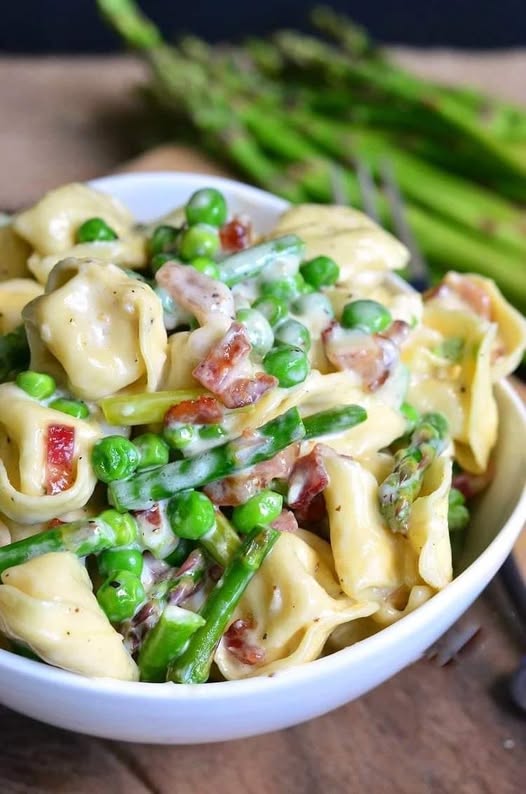 Kremowe wiosenne tortellini z groszkiem, szparagami i boczkiem