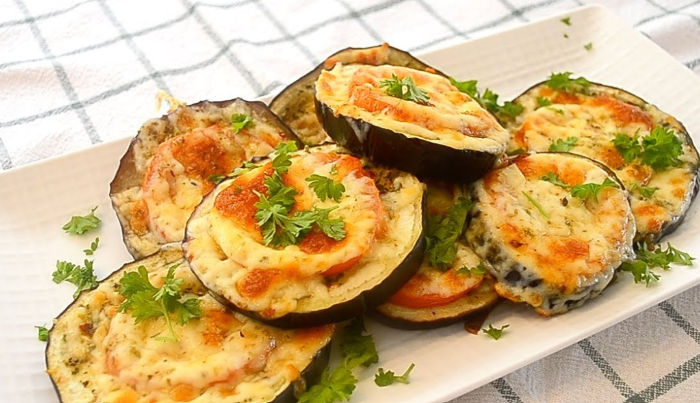 Stos pieczonego bakłażana, pomidorów i mozzarelli