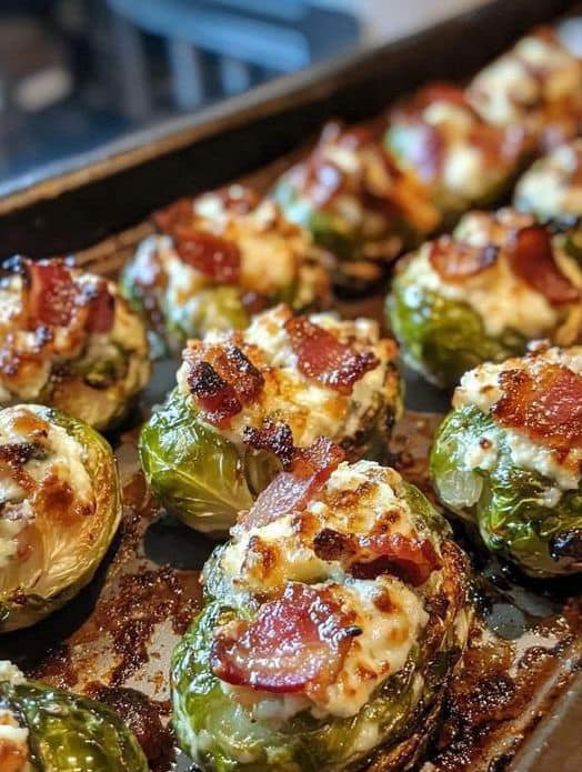 Pieczona brukselka nadziewana serem feta i kawałkami boczku