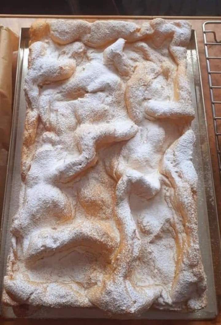 Idealna Karpatka – Klasyczny Przepis na Pyszne i Efektowne Ciasto